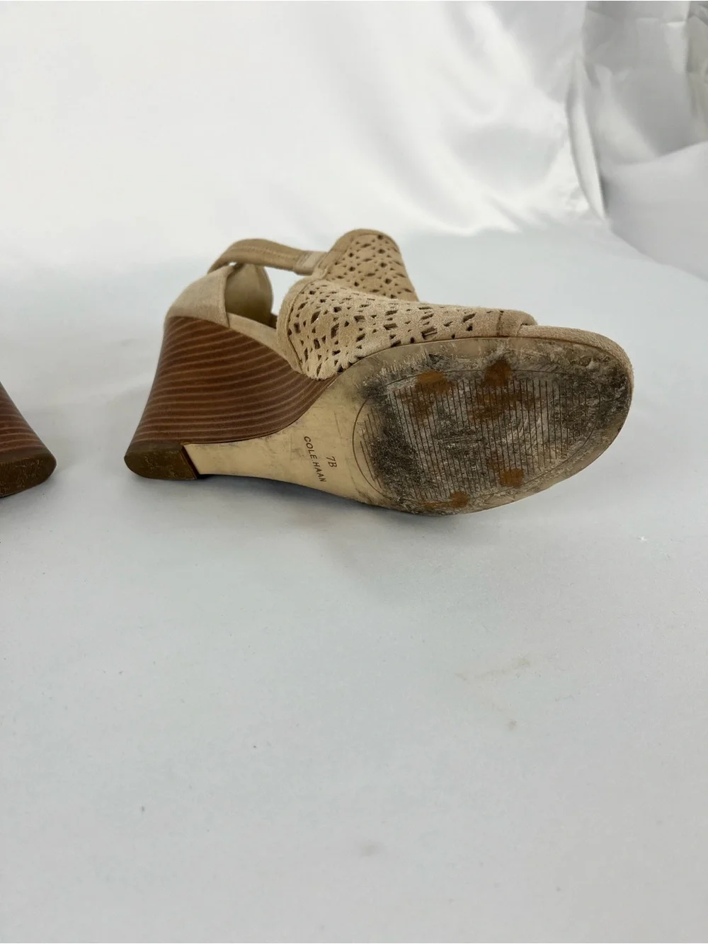 Cole Haan Edie Wedge Peep-toe Sandals Side Cutouts Stacked Wedge Heel Tan Sz 7